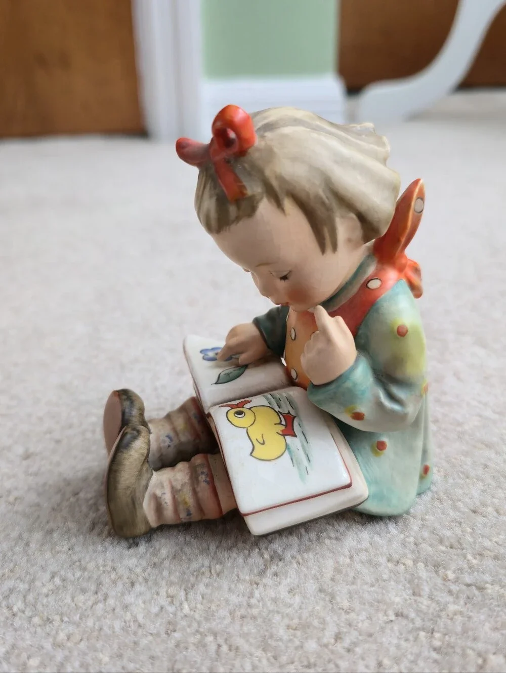 Hummel Bookworm Figurine 81 2/0 Goebel Germany Girl Reading Vintage TMK 5